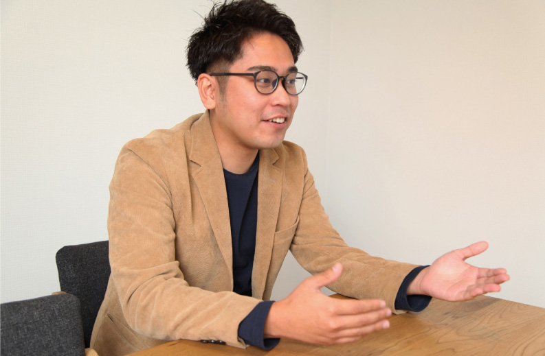 笑顔で接客する社員の写真